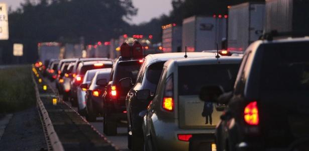 Trânsito na estrada que sai da Flórida em direção à Geórgia (Crédito: AFP)