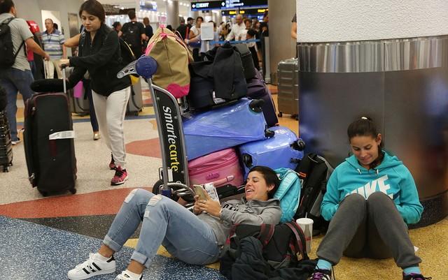 Passageiros enfrentam demora após cancelamento de voos (Crédito: Marta Lavandier/AP Photo)