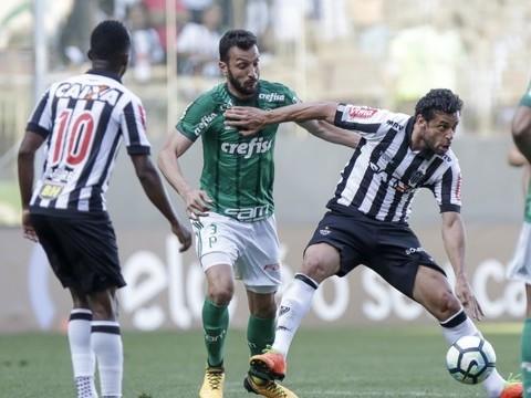 Com dois a menos, Palmeiras empata com Atlético-MG