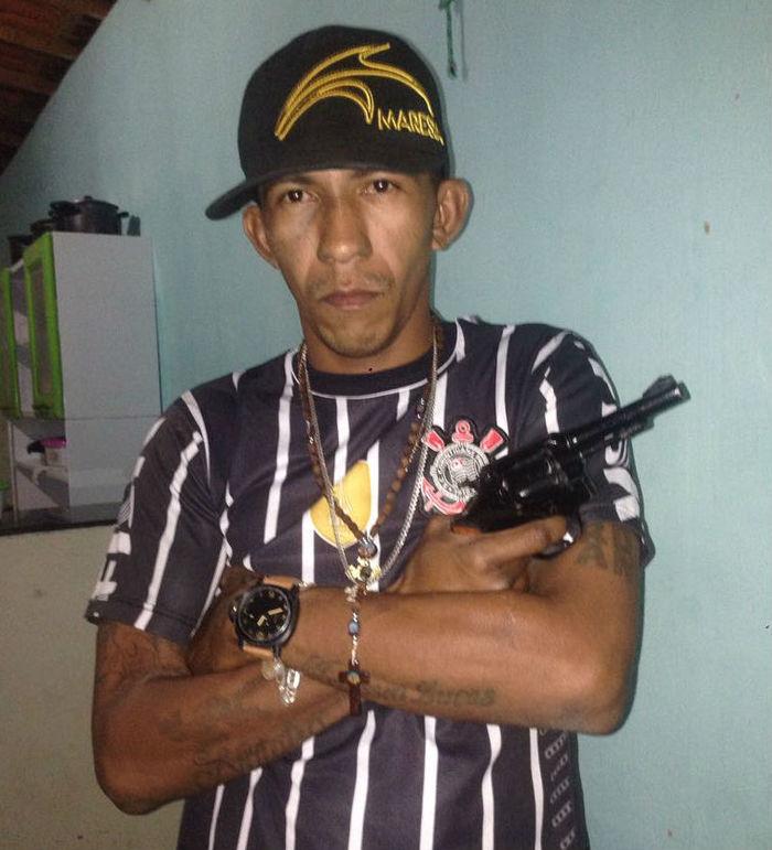Com o acusado, os policiais encontraram drogas e dinheiro (Crédito: Reprodução)