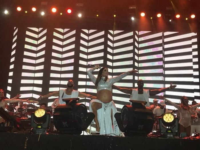 Ivete faz show sentada aos 7 meses de gravidez: 'Barriga pesa'