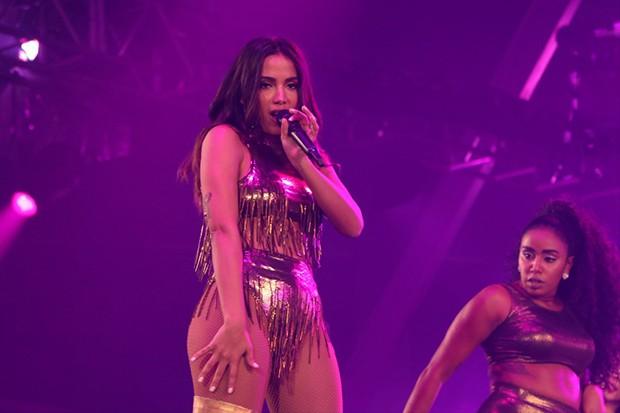 Anitta agita réveillon do Rio de Janeiro na praia de Copacabana
