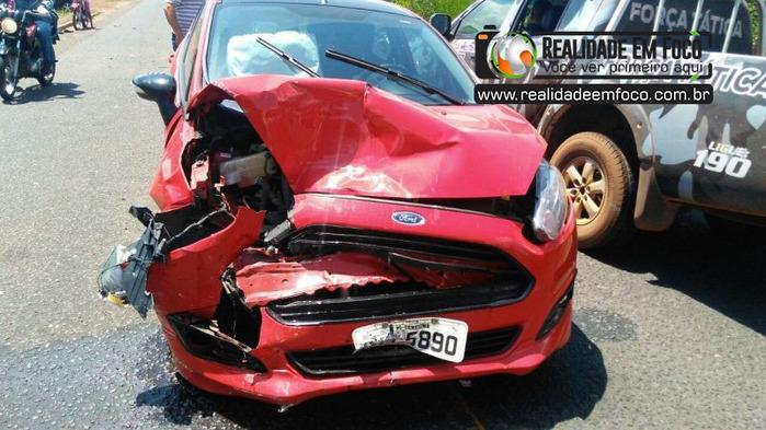 Carro capota em barranco após ser atingido por veículo de policial
