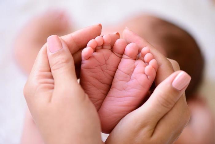 Menor tenta matar e jogar filho recém-nascido no vaso