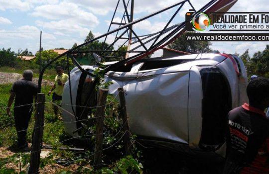 Carro capota em barranco após ser atingido por veículo de policial