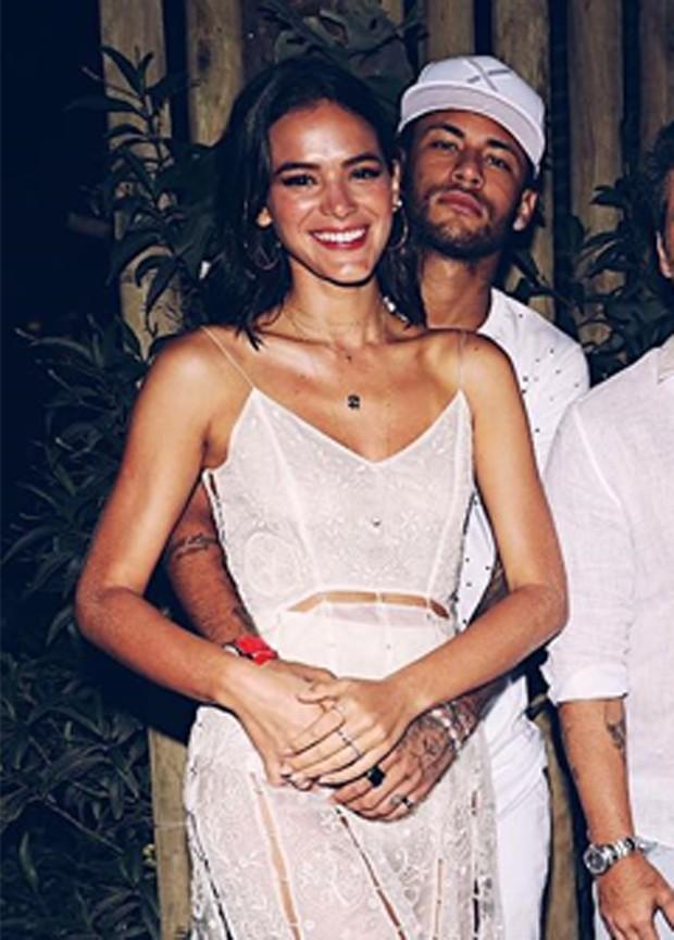 Marquezine e Neymar passam virada de anos juntos em Noronha
