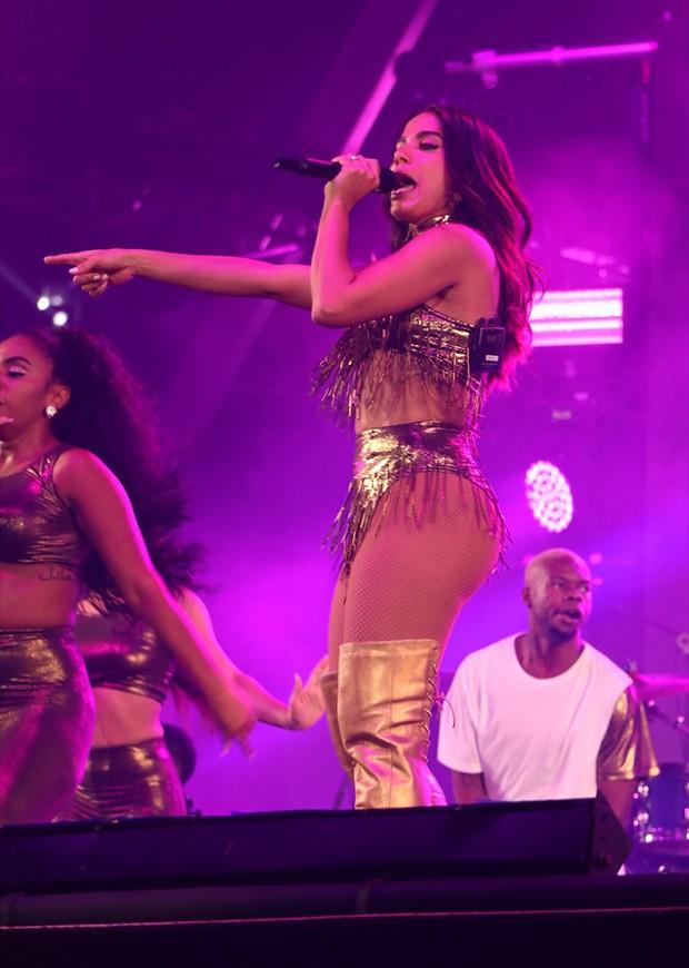 Anitta agita réveillon do Rio de Janeiro na praia de Copacabana