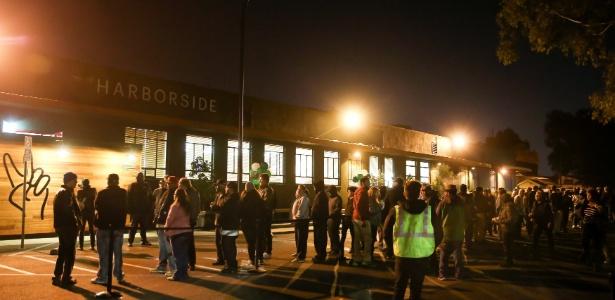 Dezenas de pessoas faziam fila na madrugada esperando a abertura das lojas (Crédito: Elijah Nouvelage/Reuters)