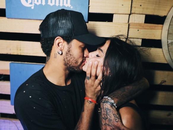Neymar se declara para Marquezine nas redes sociais: