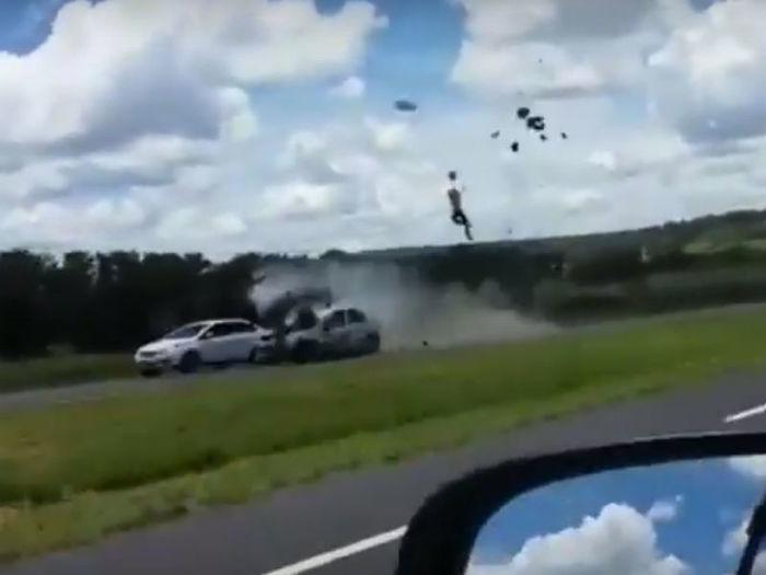 Motociclista em alta velocidade e na contramão atinge carro — Vídeo