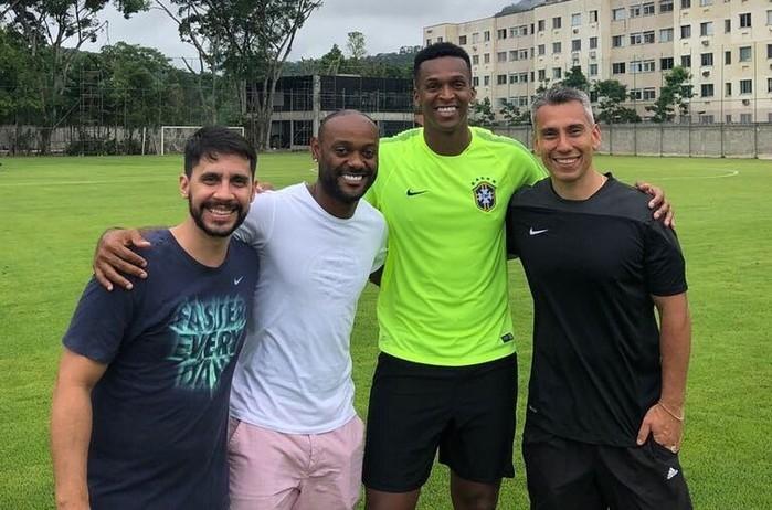 Vagner Love teve a companhia de Jô em treinamentos para manter a forma no Rio (Crédito: Reprodução )