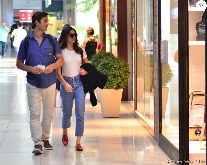 Isis Valverde e André Resende embarcam para lua-de-mel no Havaí