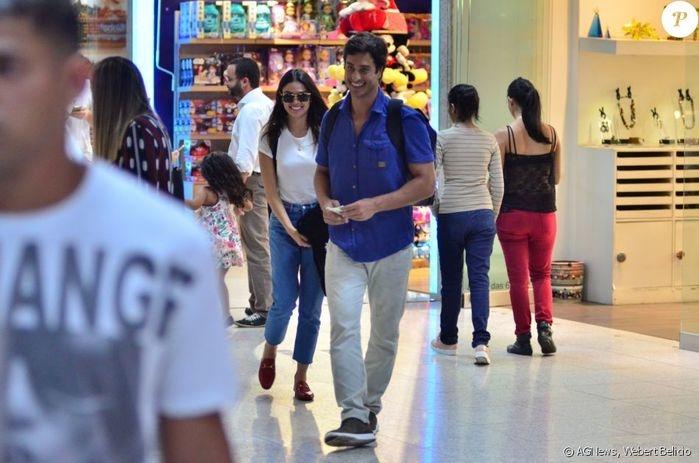 Isis Valverde e André Resende embarcam para lua-de-mel no Havaí