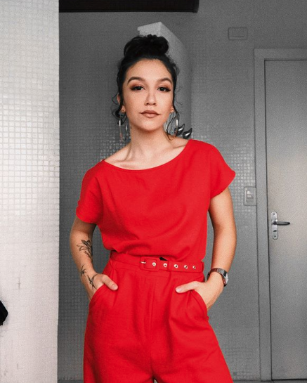 Mc Melody é criticada por apresentadora e arma barraco na web