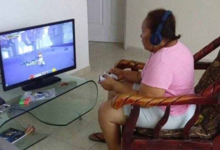 Idosa se vicia em videogame após ganhar jogo de neto no Natal
