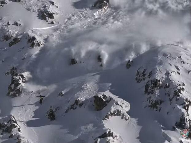 Vídeo: snowboarder provoca avalanche e escapa por pouco