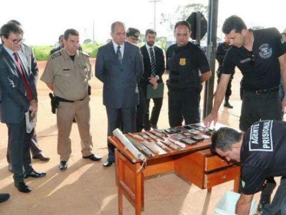 Armas, celulares e drogas são encontrados em presídio de Goiânia