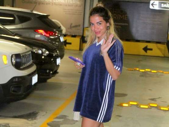 Anitta acena para os fotógrafos (Crédito: AGNews / PurePeople )