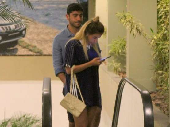 Anitta mexe no celular durante passeio com o marido (Crédito: AGNews / PurePeople )
