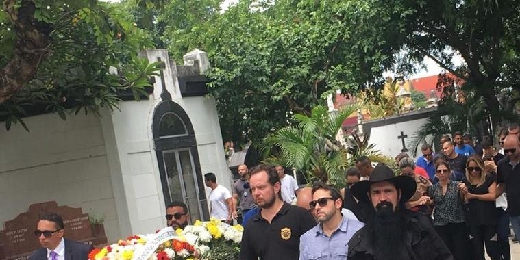 Delegado achado morto em porta-malas de carro é enterrado no Rio