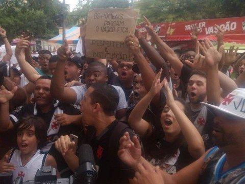 Torcida do Vasco protesta contra Eurico e grita: "Fica, Paulinho"