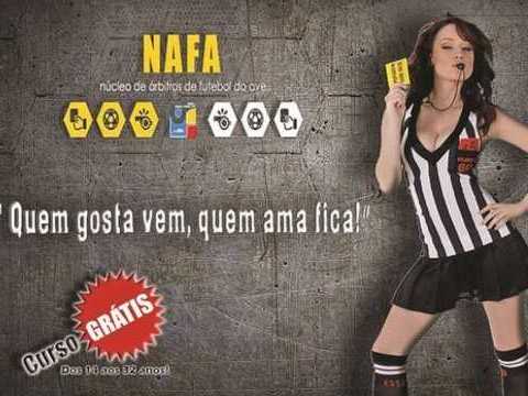"Árbitra" sexy em cartaz de curso causa polêmica em Portugal