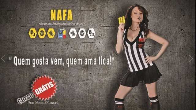 Modelo com roupa de árbitra sexy foi utilizada em cartaz para divulgar curso (Crédito: Reprodução )