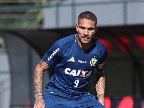 Flamengo suspende contrato de Guerrero, afastado por doping