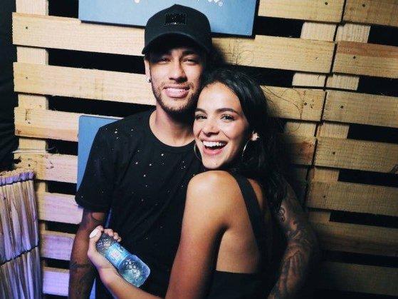 Marquezine faz de tudo para conseguir folga e ir visitar Neymar