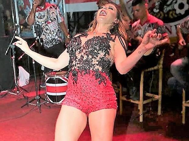 Sheila Mello mostra samba no pé em ensaio de escola de samba; fotos