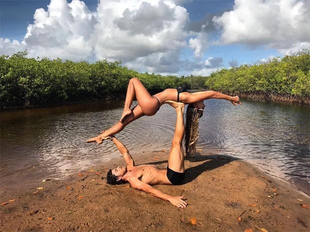 Yasmin Brunet faz pose de yoga com o marido Evandro Soldati na BA