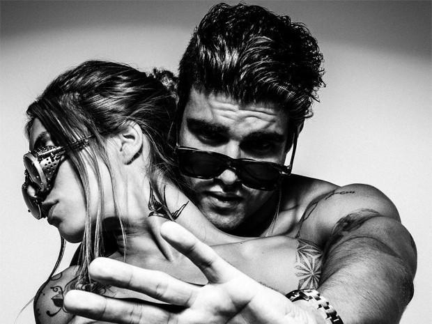 Caio Castro mostra clique ousado com a namorada sem camisa