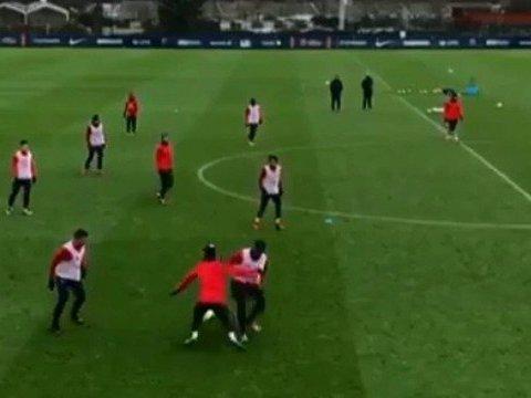 Neymar aplica duas canetas incríveis em treino do PSG; vídeo