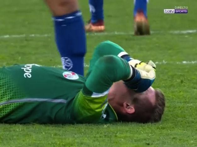 Vídeo: Goleiro sai lesionado após ser driblado por Payet no Francês