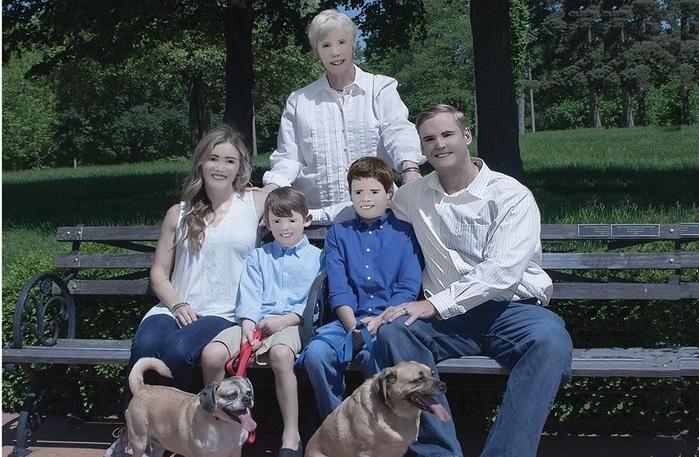 Álbum de família viraliza após fotógrafa exagerar no Photoshop