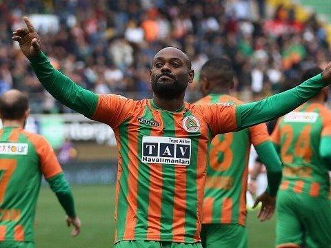 Flamengo torce por liberação de Vagner Love e Walace para reforço