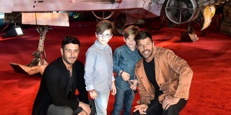 Ricky Martin explica aos filhos por que eles têm dois pais