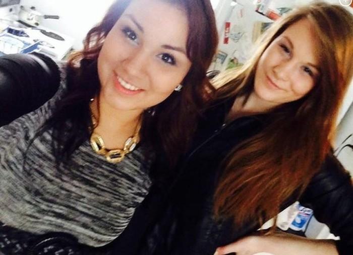 Cheyenne Antoine (à esq.) posa para selfie com cinto usado para matar Brittney Gargol