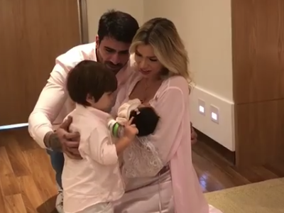 Adriana Sant"Anna chora ao apresentar filho à irmã; assista