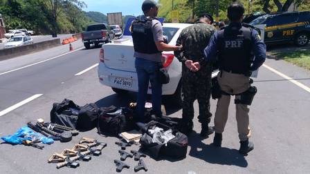 Sargento preso em posse de armas e cocaína (Crédito: Divulgação)