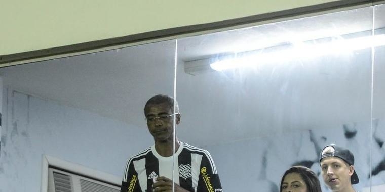 Romário analisa estreia do filho e bola raspando logo no 1º lance