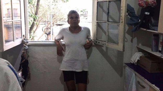 Rosana precisa fazer dez faxinas de R$ 60 para conseguir pagar o aluguel do quarto onde mora, na zona sul de São Paulo (Crédito: BBC Brasil )