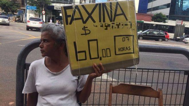 Rosana da Silva exibe um pedido de emprego todos os dias na Vila Mariana, bairro da zona sul de São Paulo (Crédito: BBC Brasil )