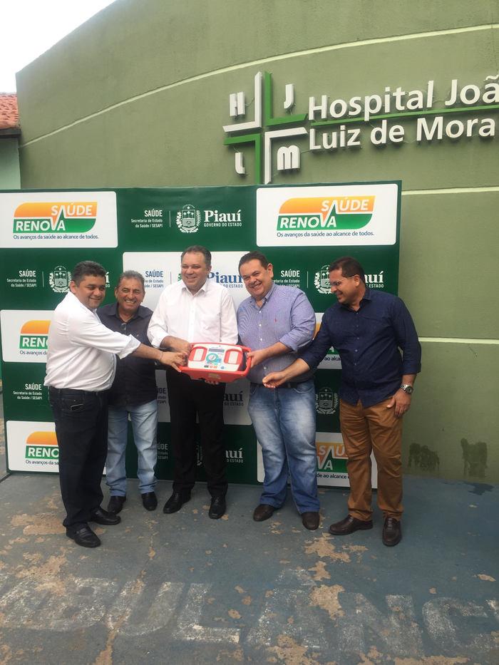 Silas Freire entrega equipamentos hospitalares em Demerval Lobão
