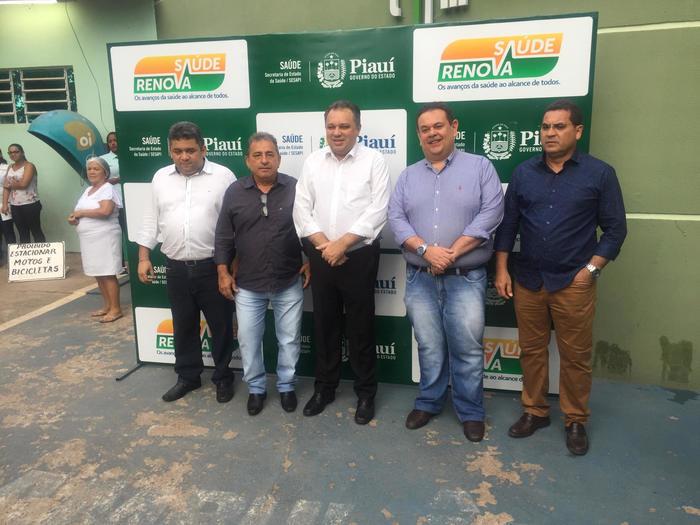 Silas Freire entrega equipamentos hospitalares em Demerval Lobão