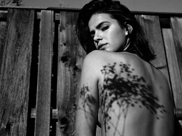 Bruna Marquezine posa nua para amiga e deixa tatuagem à mostra