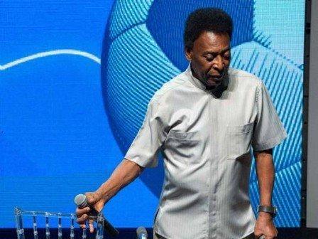Pelé é hospitalizado após desmaio e cancela viagem a Londres