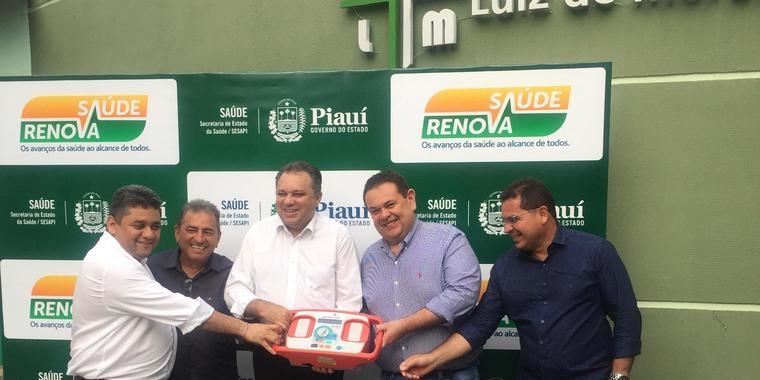 Silas Freire entrega equipamentos hospitalares em Demerval Lobão
