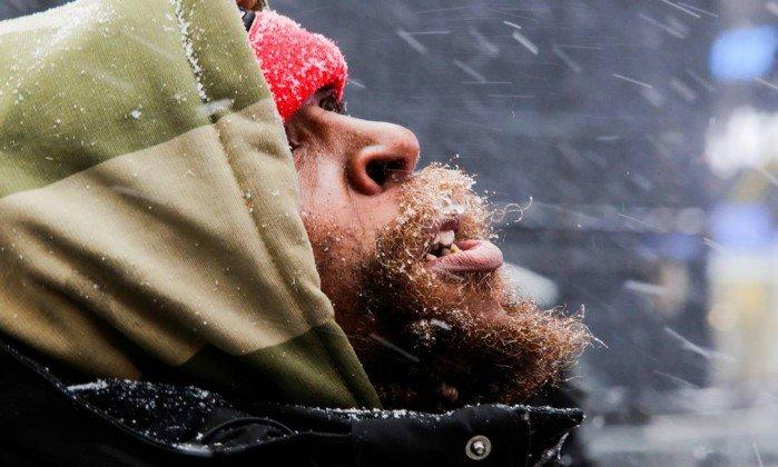 Homem se protege do frio em Nova York (Crédito: EDUARDO MUNOZ / REUTERS)