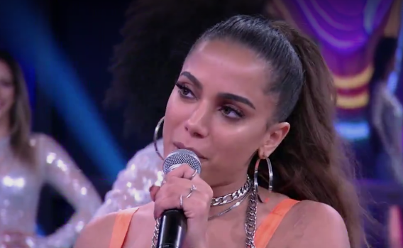 Anitta faz revelação sobre o marido: “Está no camarim dormindo”